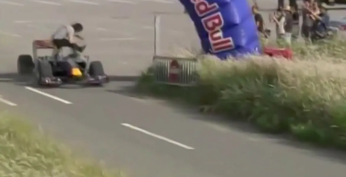 Accident: Fan lovit de o maşina de F1 – săritura în lăţime