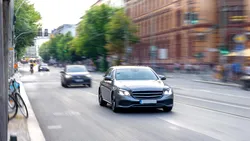 De cât spațiu ai nevoie ca să oprești mașina? Studiul care îi contrazice pe șoferi