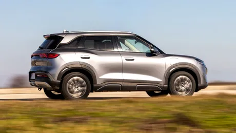 Review BYD ATTO 2 DM-i: SUV-ul plug-in hybrid care promite peste 1.000 km autonomie