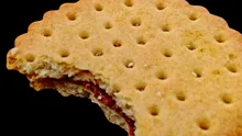 Sigur NU știai! De ce biscuiții au găuri?