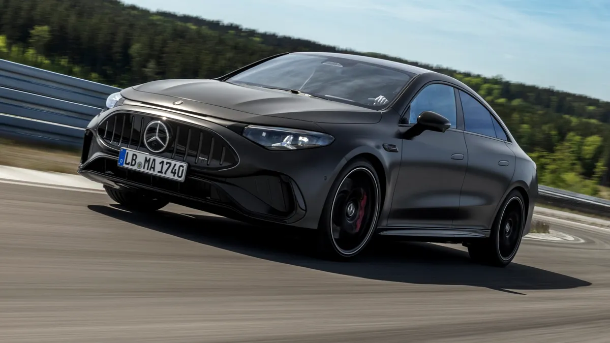Mercedes prezintă noul AMG CLA electric. Până la 680 de cai putere din trei motoare și autonomie de 670 km pentru rivalul lui Hyundai Ioniq 6 N