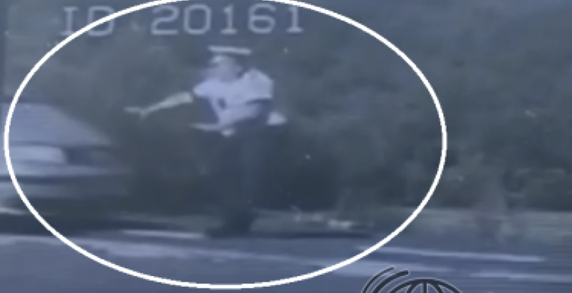 Un poliţist a fost lovit în plin de o maşină în trafic – VIDEO