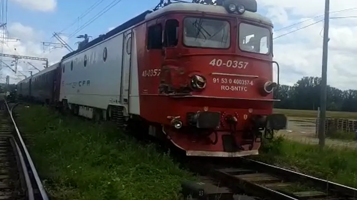 Accident feroviar la Suceava. O autobasculantă a fost lovită de tren - VIDEO