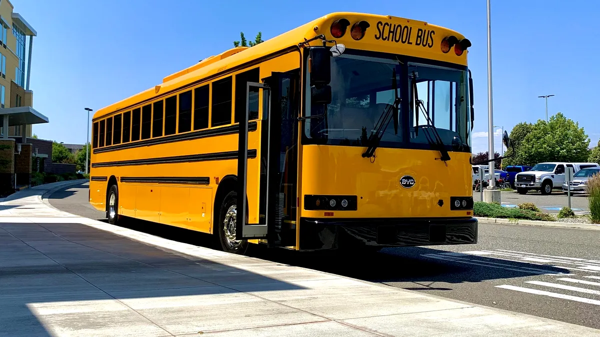 Mai mulți elevi opresc autobuzul școlar în care se aflau, după ce șoferul a leșinat