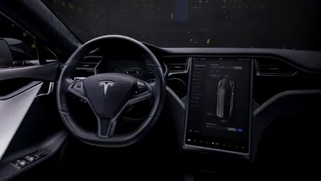 Tesla reintroduce funcția de radio pentru mașinile mai vechi. Stai, cum?