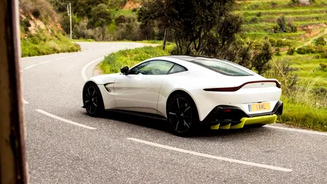Cum a fost pedepsit șoferul unui Aston Martin care a parcat neregulamentar