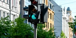 Regula semaforului verde intermitent la dreapta. E vinovat cel care blochează această bandă?