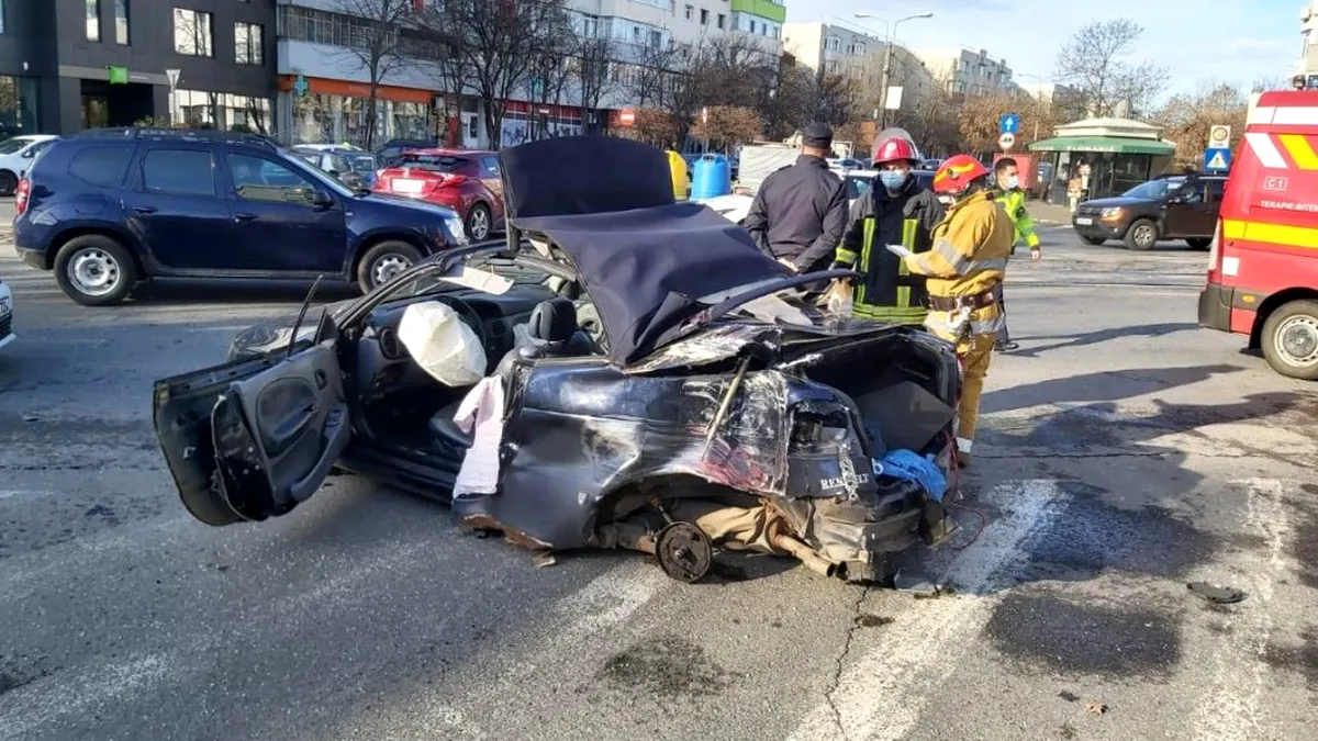 Mașină dezintegrată într-un accident în Capitală. Șoferul fugea de poliție