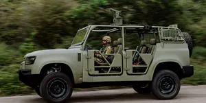 <span class='prepend'>Foto |</span> Land Rover Defender se transformă în vehicul militar. Trei SUV-uri, prezentate la un eveniment militar din Marea Britanie