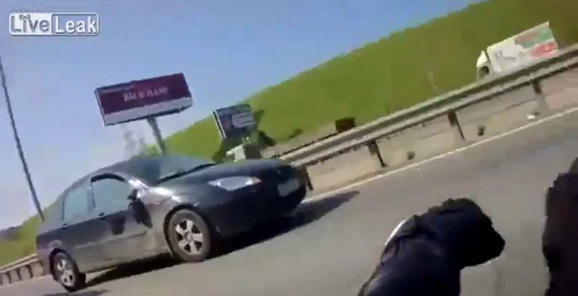 Motociclist vs. maşină. Cine e vinovat? VIDEO