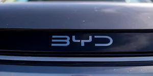 Doi producători chinezi intenționează să construiască o mare rețea de dealeri în America de Nord