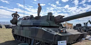 Moment important: Tancul francez Leclerc a doborât cu succes o dronă FPV folosindu-și tunul de 120 mm. Vehiculul apără și România