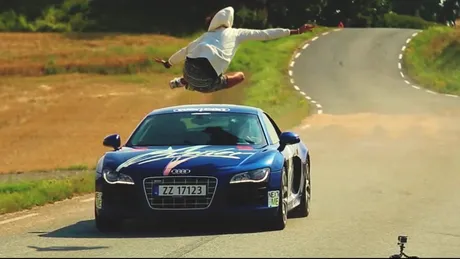 Sport periculos: salt peste un Audi R8 care rulează cu 150 km/h. VIDEO