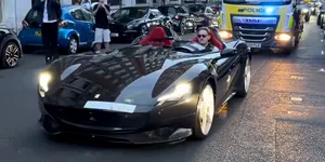 <span class='prepend'>Video |</span> Un ofițer de poliție din Londra se bucură de o plimbare cu un Ferrari Monza SP2 confiscat, în valoare de 3,7 milioane de lire sterline 