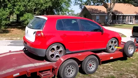 A cumpărat un Volkswagen Golf GTI avariat cu 1.700 de dolari și l-a reparat în câteva ore
