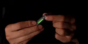 Gadget auto esențial: brelocul din titan de 45 mm care luminează 25 de ani fără baterii