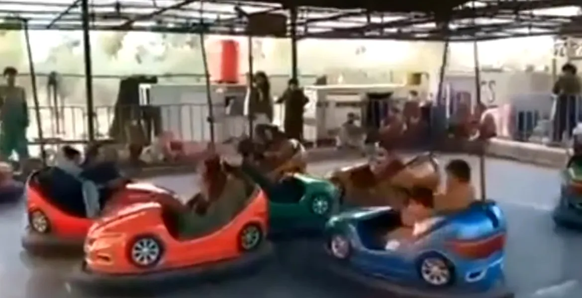 Cineva i-a filmat pe talibani în timp ce se dau cu mașinuțele într-un parc de distracții – VIDEO
