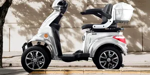 Dedeman vine cu reduceri la scutere și tricicluri electrice. Care este cel mai accesibil model