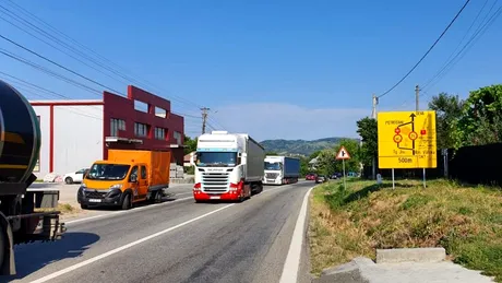 Probleme pe DN7: TIR-urile sunt blocate în parcările de pe Valea Oltului