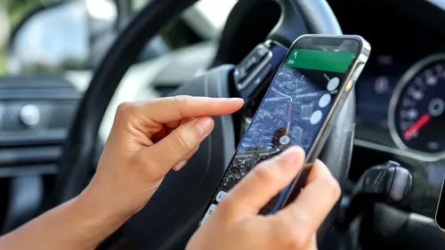 Cum să faci ca Google Maps și Apple Maps să-ți afișeze de fiecare dată cel mai rapid traseu