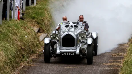 Cel mai elegant burnout cu un Rolls-Royce de 900 CP? Indubitabil, stimabile!