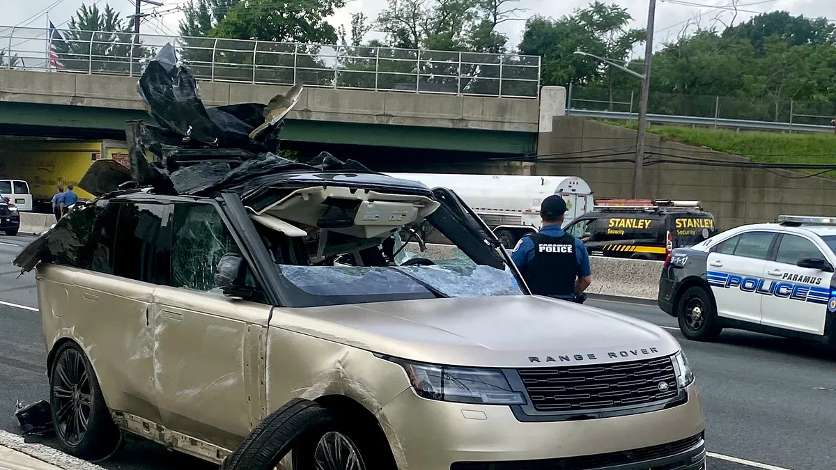 Un Range Rover nou-nouț a fost distrus într-un accident mai puțin obișnuit