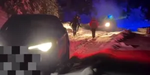 Video: Turiști din București, sprijiniți de jandarmii montani după ce au rămas blocați cu o Alfa Romeo Stelvio