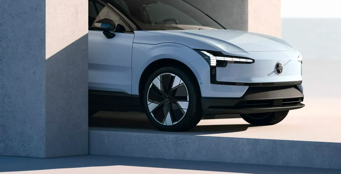 Volvo își schimbă planurile. Nu va mai vinde doar mașini electrice începând cu 2030