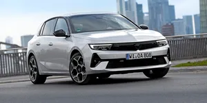 Opel renunță la obiectivul său de a vinde doar mașini electrice începând cu 2028