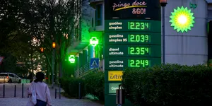 România este pe locul 3 la nivelul UE la scumpirea carburanților. Cu cât au crescut prețurile într-un an?