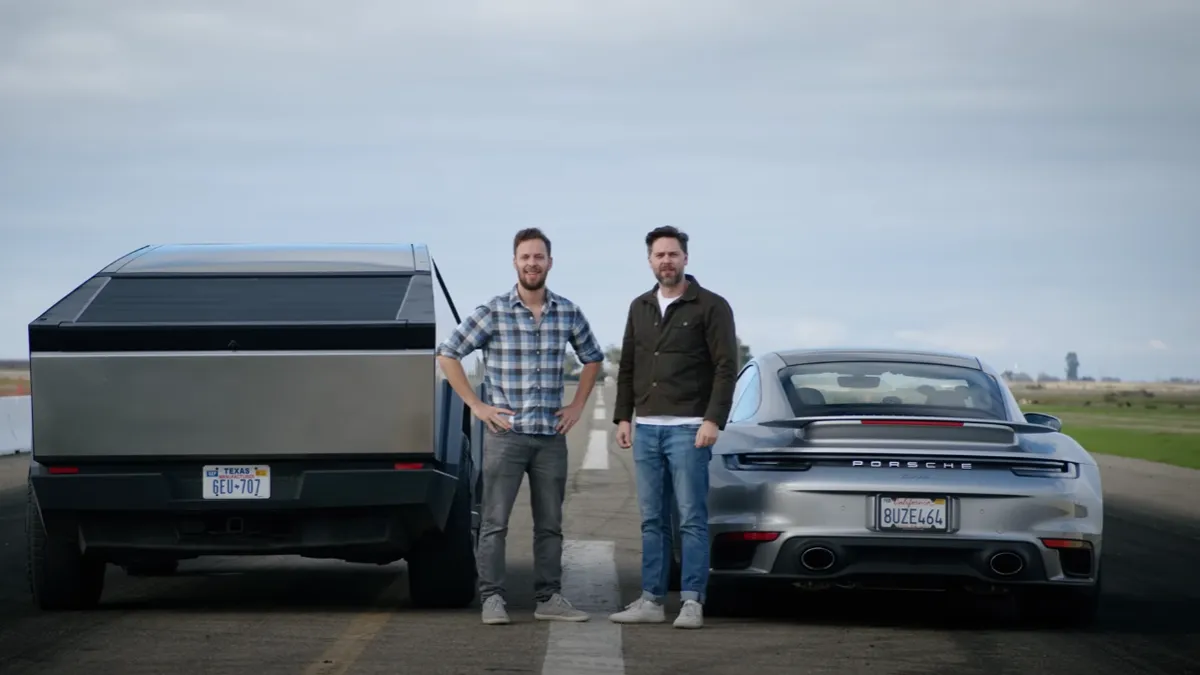 Tesla Cybertruck VS Porsche 911 Turbo S: Cine câștigă cursa dintre electric și termic - VIDEO