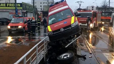 O ambulanță a lovit în plin un refugiu de tramvai din Capitală. Șoferul se pregătea să iasă din tura de 24 de ore!