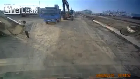 VIDEO: cum distrugi un camion cu un excavator...