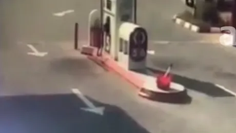 VIDEO | Imagini spectaculoase cu o şoferiţă care spulberă o staţie de alimentare de pe A1 