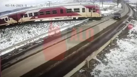 Au apărut imaginile cu momentul în care un BMW a fost lovit de tren la Vlădeni. VIDEO