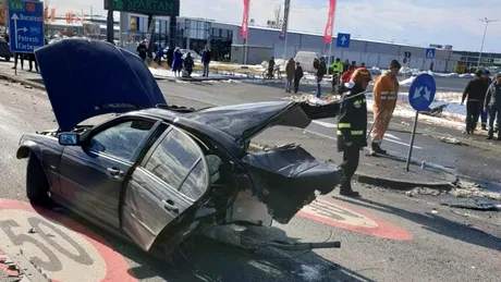 Accident grav pe DN1: Un BMW s-a rupt în două după ce a fost lovit de un Range Rover