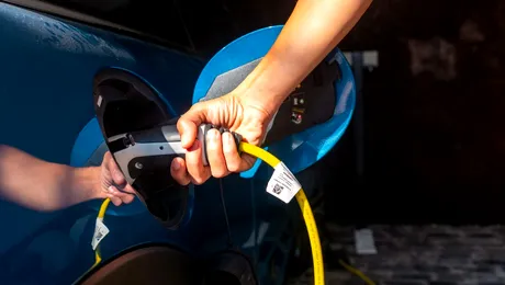 Încărcare improvizată pentru un Mercedes-Benz EQS, pe trotuarul unei străzi din Cluj-Napoca