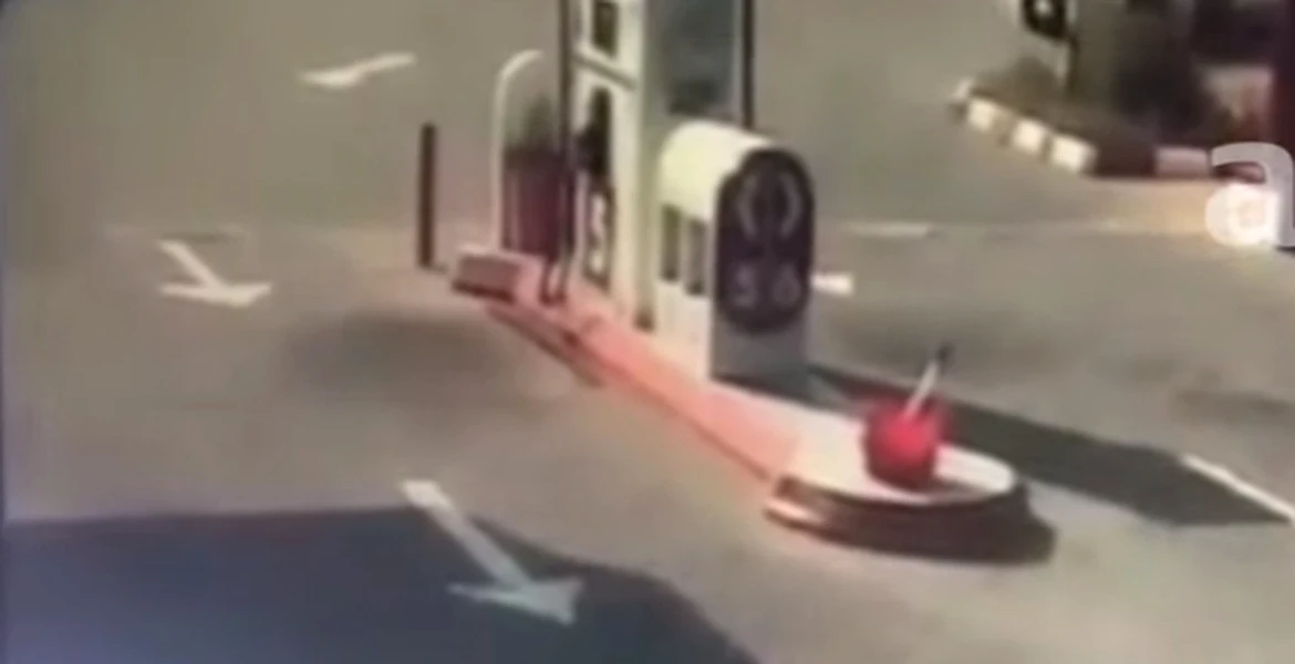 VIDEO | Imagini spectaculoase cu o şoferiţă care spulberă o staţie de alimentare de pe A1