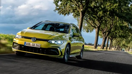 Noul VW Golf facelift, spionat fără urmă de camuflaj. Actualizarea va fi lansată în 2024