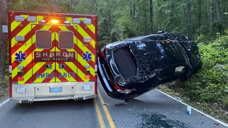 Ce a pățit șoferul unui BMW când a încercat să depășească o ambulanță?