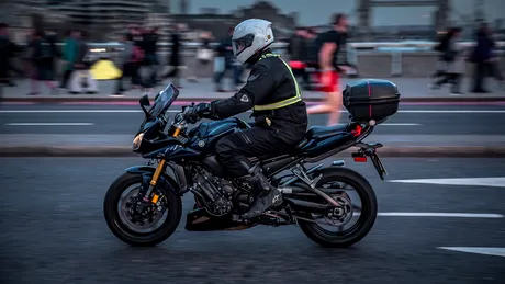 Poliția din Londra în alertă din cauza unui român cu motocicleta. L-a urmărit cu elicopterul. VIDEO