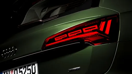 Distanțare socială. Cum îi avertizează stopurile noului Audi Q5 facelift pe ceilalți șoferi că sunt prea aproape?