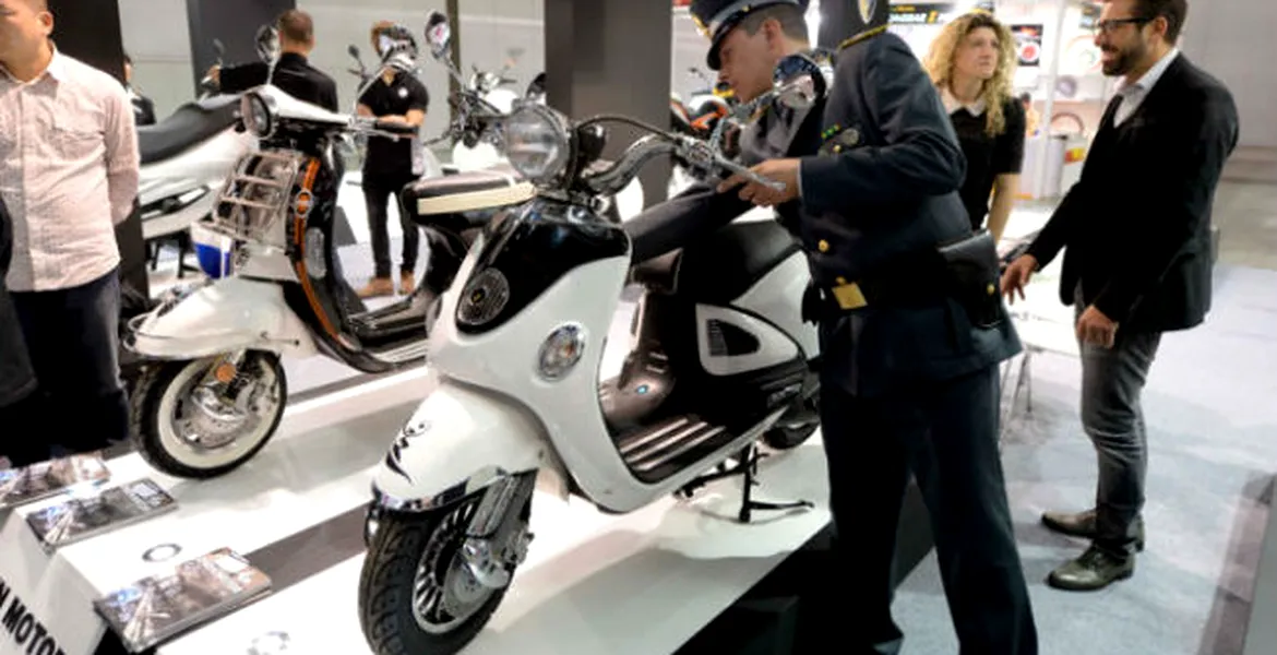 PENIBIL: poliţia a confiscat scutere chinezeşti plagiate chiar la expoziţia moto!