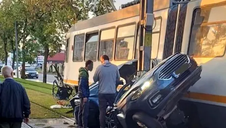 Un șofer a murit după ce mașina sa a fost ruptă în două de un tramvai. Vatmanul, pozitiv la droguri