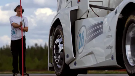 
13 litri şi 6.000 Nm. Atât îţi trebuie ca să mănânci autostrada dimineaţa, la prânz şi seara. [VIDEO]
