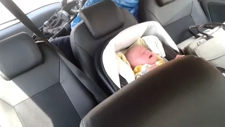 Cum pot fi pedepsiţi părintii care şi-au închis copilul în maşină 2 ore