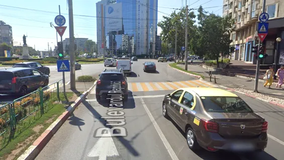 Accident în sensul giratoriu cu semafor. Cine e vinovat dacă ambii șoferi au „intrat” pe verde?