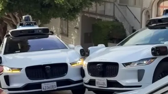 Trei taxiuri autonome Waymo s-au blocat reciproc în trafic. Pentru deblocare a fost nevoie de intervenție umană