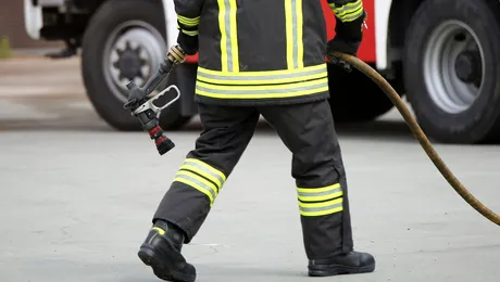 Primele imagini cu mașina în flăcări. Incendiu violent în București. O femeie de 51 de ani a murit, șoferul este în stare gravă după ce o mașină electrică a luat foc