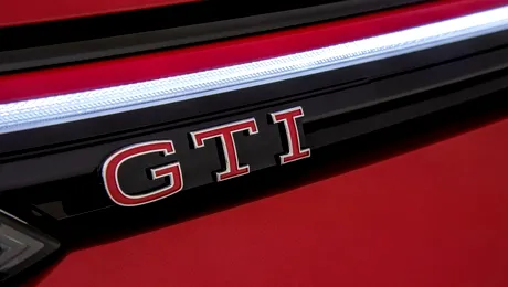 Noul Volkswagen Golf GTI, spionat fără camuflaj